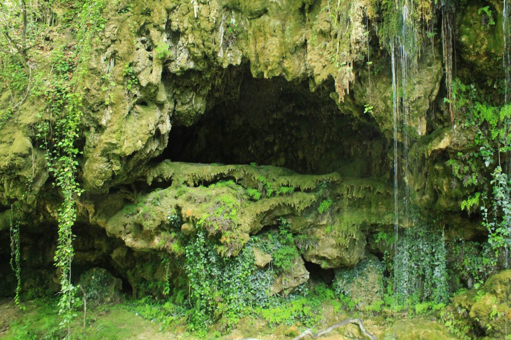 Σπηλιά στον Πρώτο Καταρράκτη Σκρα