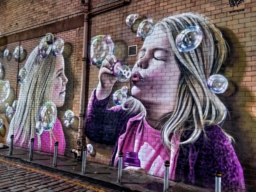 Γκράφιτι στη Γλασκώβη - Κορίτσια κάνουν φούσκες